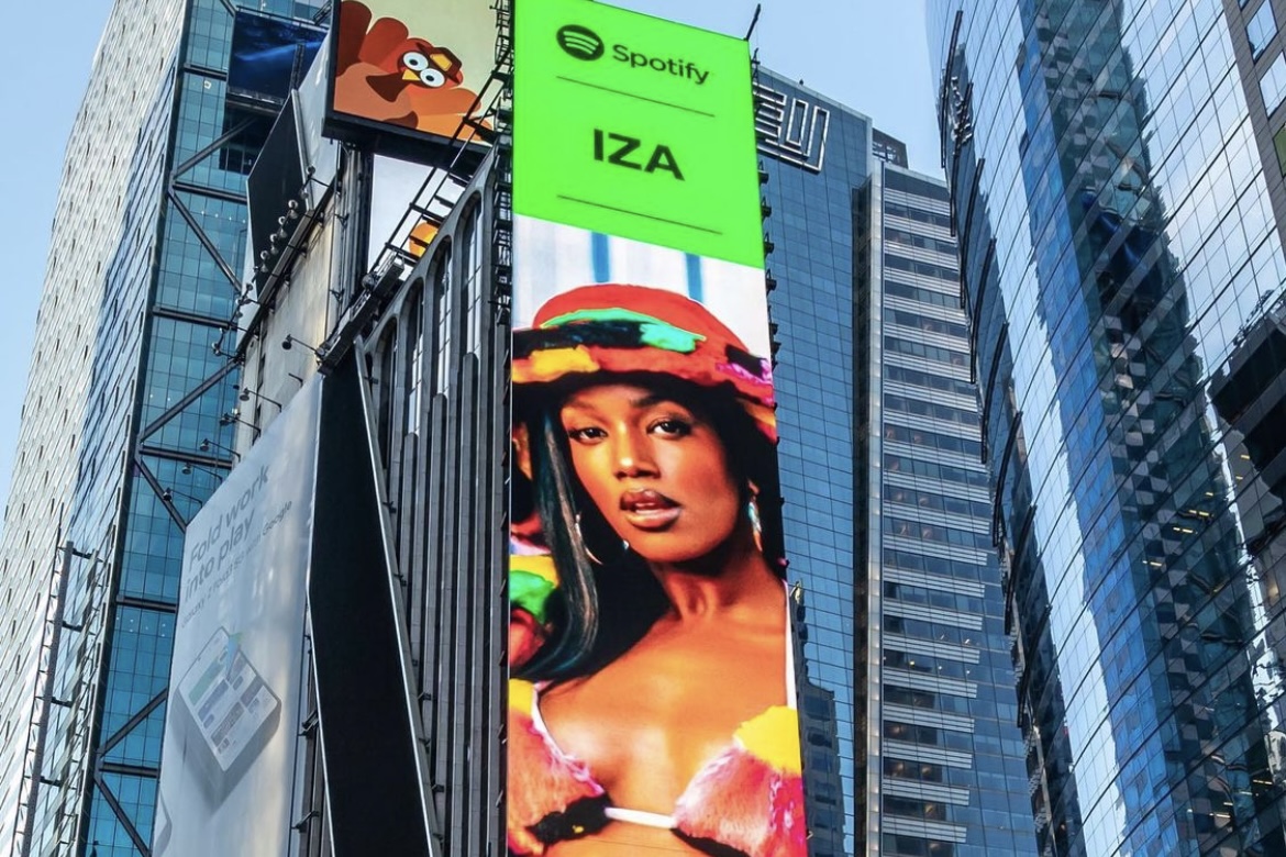 IZA celebra outdoor na Times Square: "Que felicidade!"