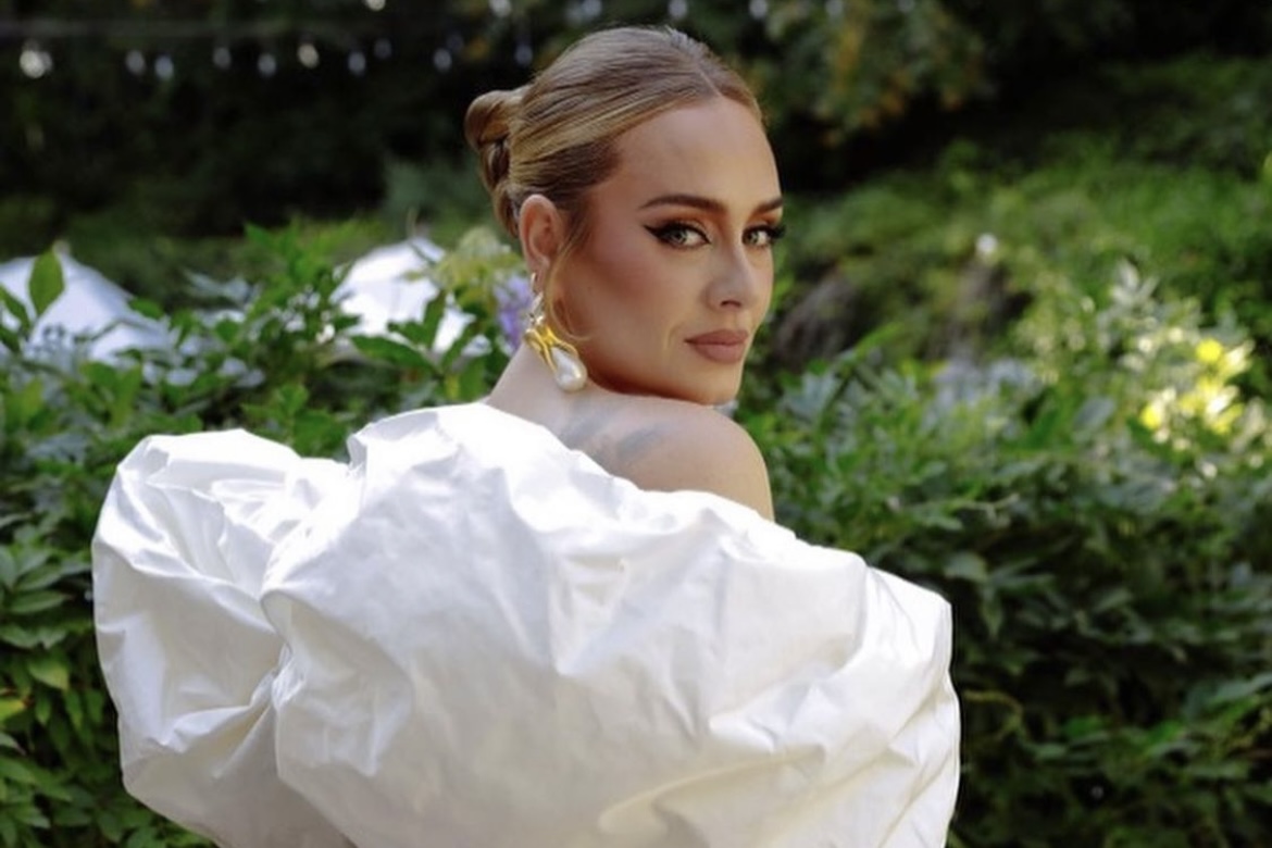 Adele fala sobre flertes após divórcio: "Nunca tinha sido famosa e solteira"