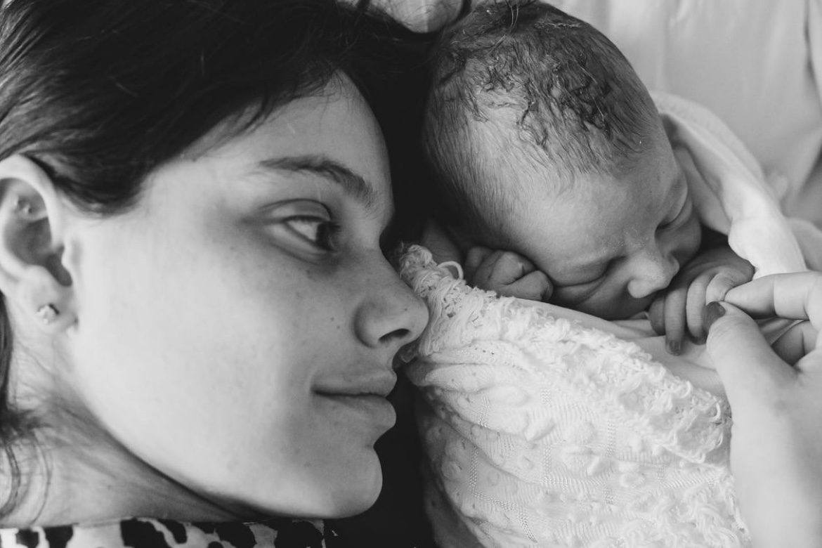 Chay Suede se declara para Laura Neiva após nascimento do caçula: "Você é um universo"