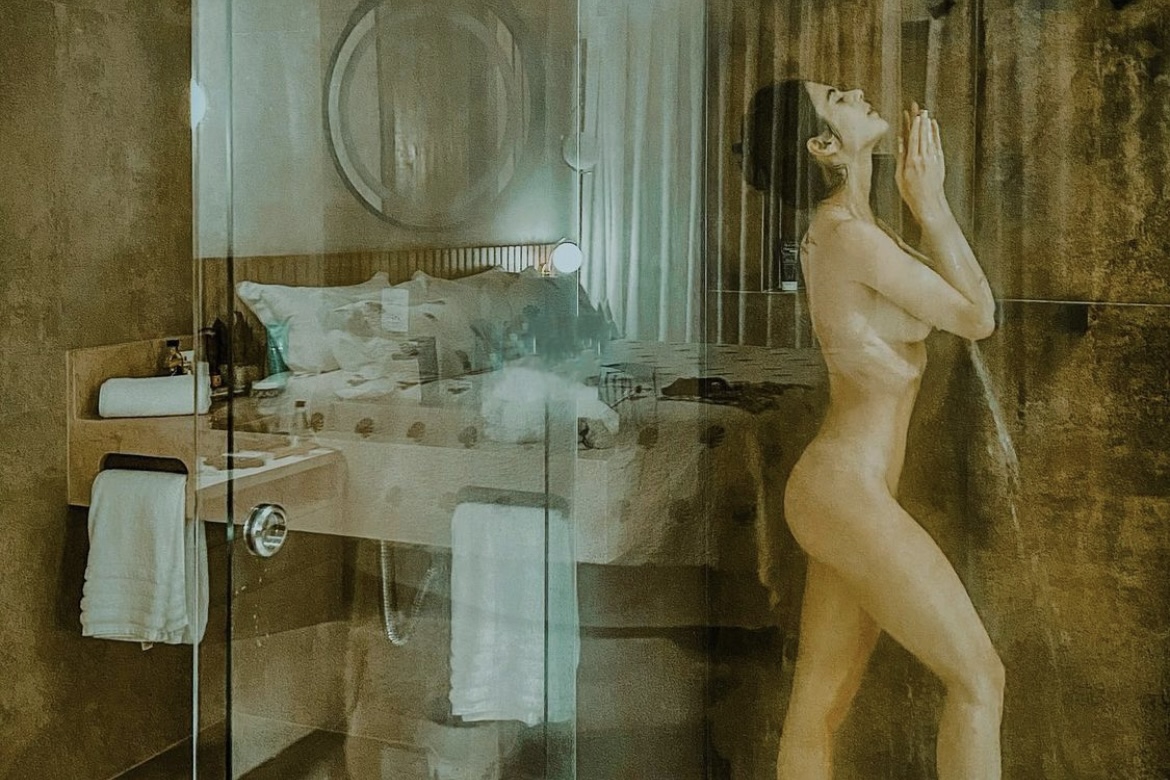Julianne Trevisol posa tomando ducha e faz reflexão: "Que nada nos defina"