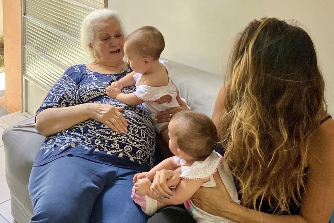 Marcella Fogaça mostra encontro entre sua avó e as filhas gêmeas