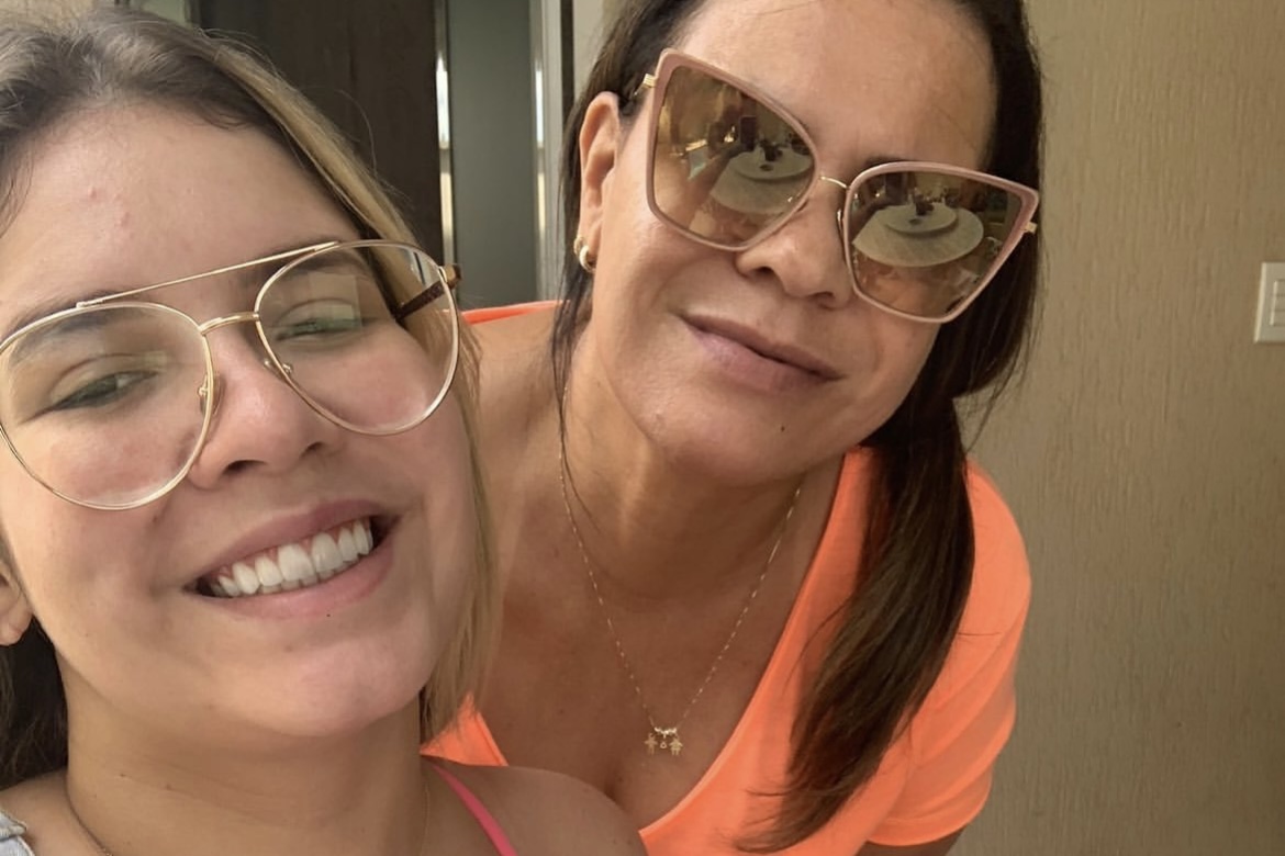 "Lá em casa ficou uma tristeza", diz mãe de Marília Mendonça após morte da cantora