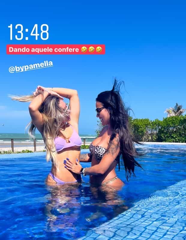 Virgínia Fonseca posa de biquíni com amiga que 'confere' seu tanquinho (Foto: Reprodução/Instagram)