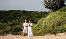 Leandra Leal celebra um ano de casada com clique da cerimônia na praia