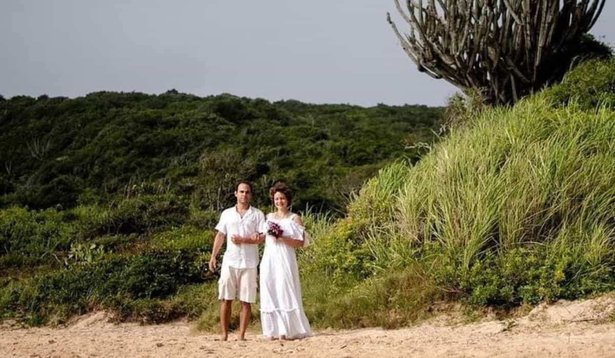 Leandra Leal celebra um ano de casada com clique da cerimônia na praia 