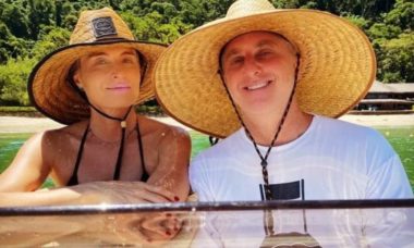 Angélica e Luciano curtem passeio de barco durante viagem de férias