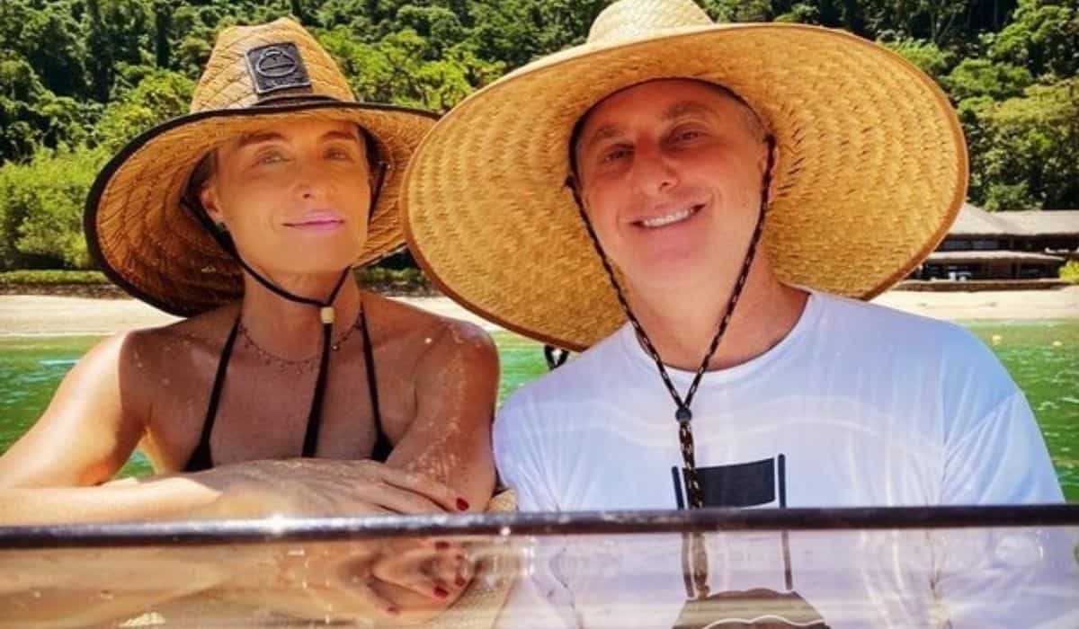 Angélica e Luciano curtem passeio de barco durante viagem de férias 