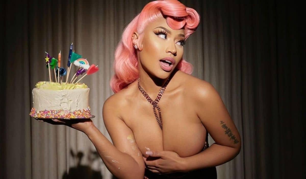 Nicki Minaj posa ensaio sensual nua para celebrar aniversário de 39 anos
