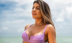 Hariany Almeida encanta fãs ao posar de biquíni em viagem: 'amo o verão'