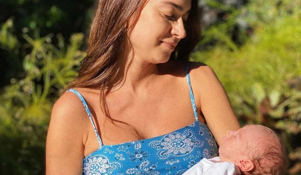 Thaila Ayala posa com o filho tomando sol: 'dose de vitamina D'