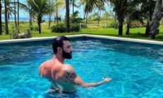 Gusttavo Lima posa na piscina em viagem à Bahia: 'aquecendo por aqui'