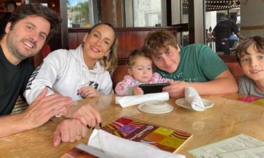 Claudia Leitte posa ao lado da família: 'abençoada por Deus'