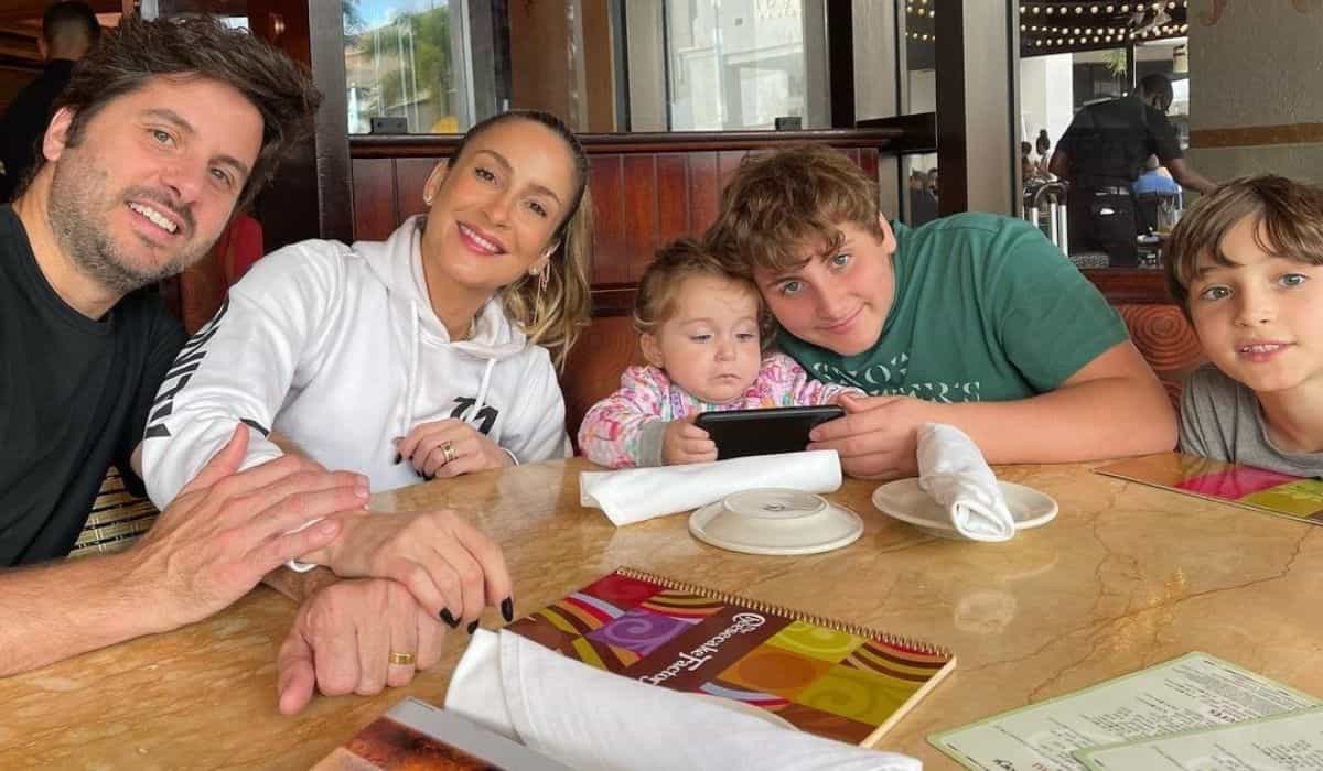 Claudia Leitte posa ao lado da família: 'abençoada por Deus'