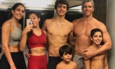 Marcio Garcia posa com a família e impressiona os fãs pelo shape: 'fitness'