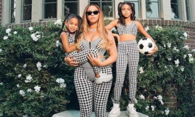 Beyoncé para a web ao posar com as filhas usando looks igual e de grife