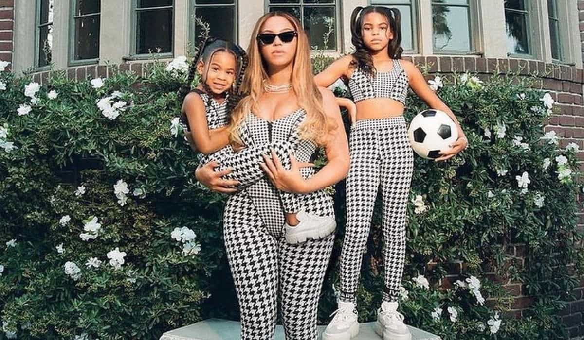 Beyoncé para a web ao posar com as filhas usando looks igual e de grife