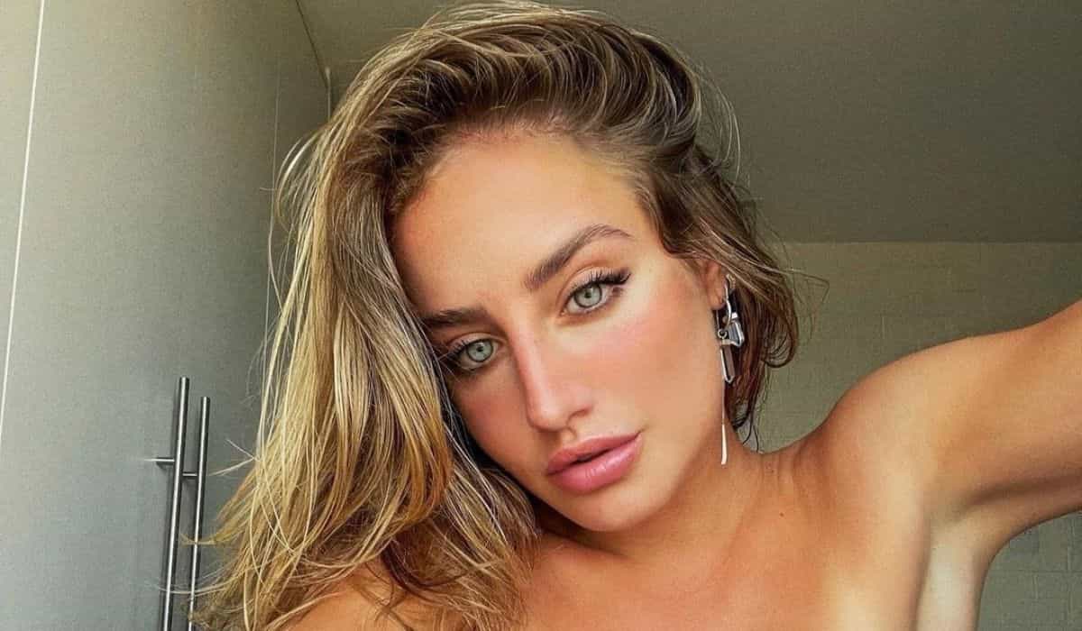 Bruna Griphao encanta fãs ao postar selfie de biquíni exibindo bronzeado
