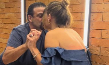 Cristiana Oliveira celebra aniversário com jantar e ganha beijo do namorado