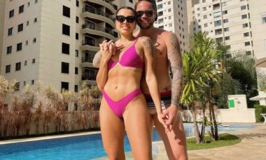 Paula Amorim posa com Breno à beira da piscina: 'sol e beijos'