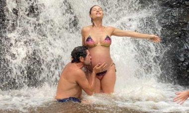 Cantor Daniel beija barriga da esposa em cachoeira: 'energia boa'