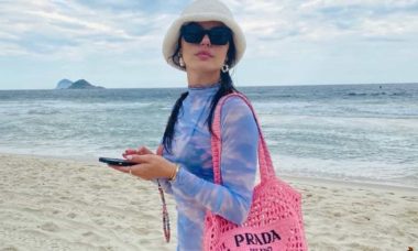 Isis Valverde curte praia com bolsa de grife de R$ 9 mil: 'férias? É você?'