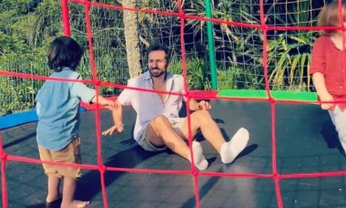 Thales Bretas se diverte com os filhos em um pula-pula: 'delícia'