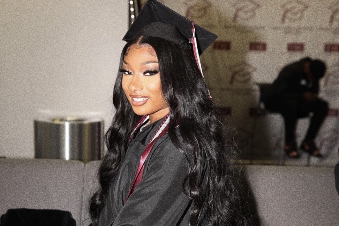 Megan Thee Stallion celebra formatura na universidade: "Sei que meus pais estão me olhando com orgulho"