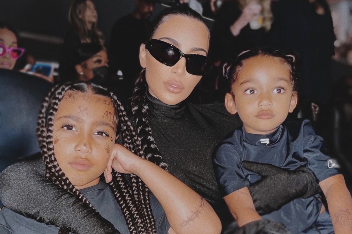 Kim Kardashian nega apropriação cultural após trançar os cabelos: "Minha filha pede"