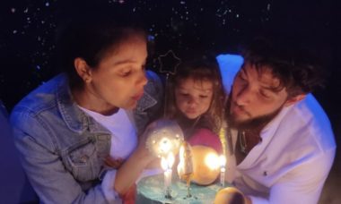 Chay Suede e Laura Neiva celebram aniversário da filha