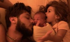 Laura Neiva posta foto de Chay Suede dormindo com os filhos