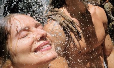 Letícia Spiller curte banho de cachoeira e ganha declaração do namorado