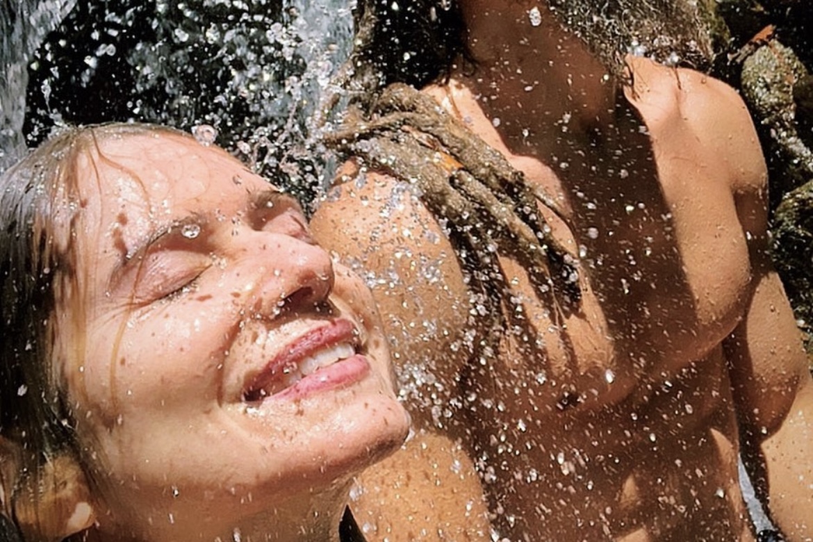 Letícia Spiller curte banho de cachoeira e ganha declaração do namorado 