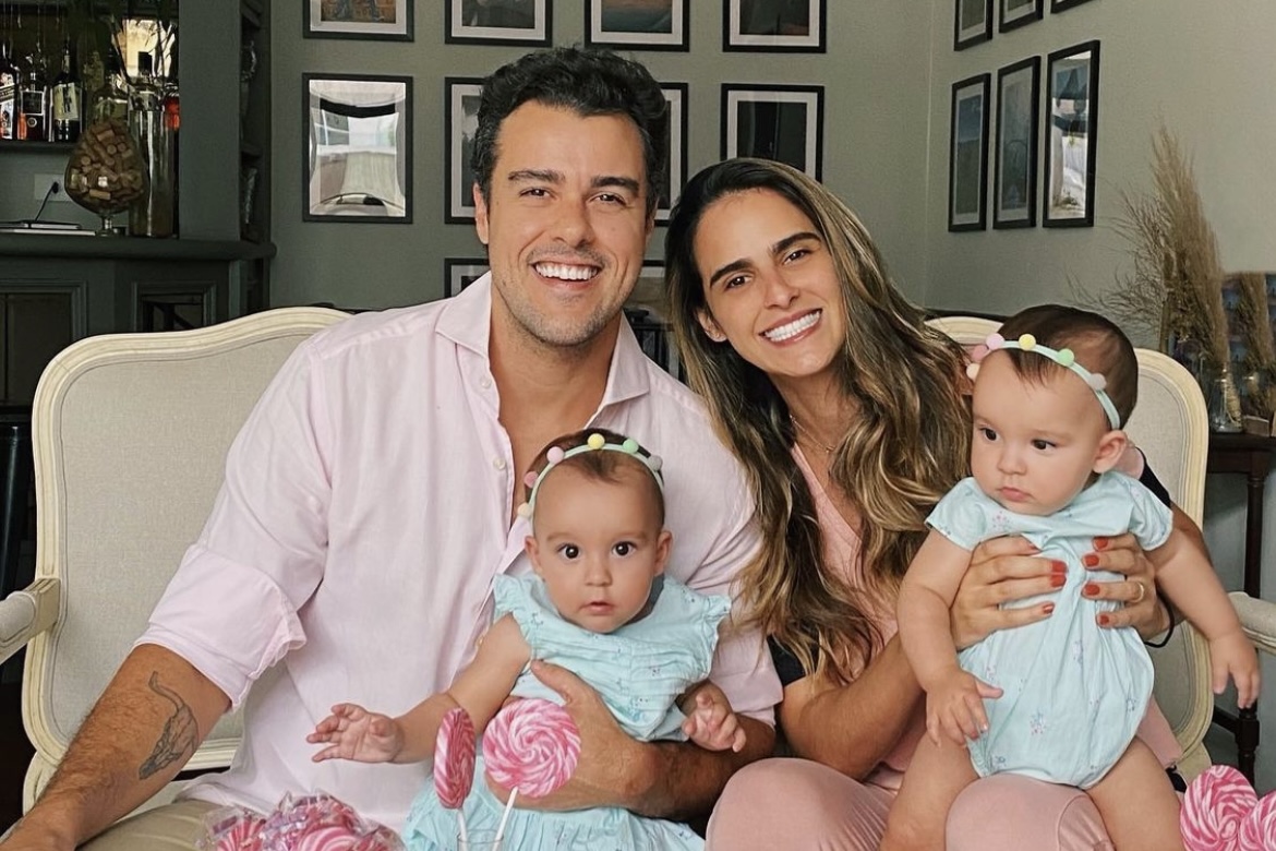 Marcella Fogaça e Joaquim Lopes comemoram 9 meses das filhas gêmeas