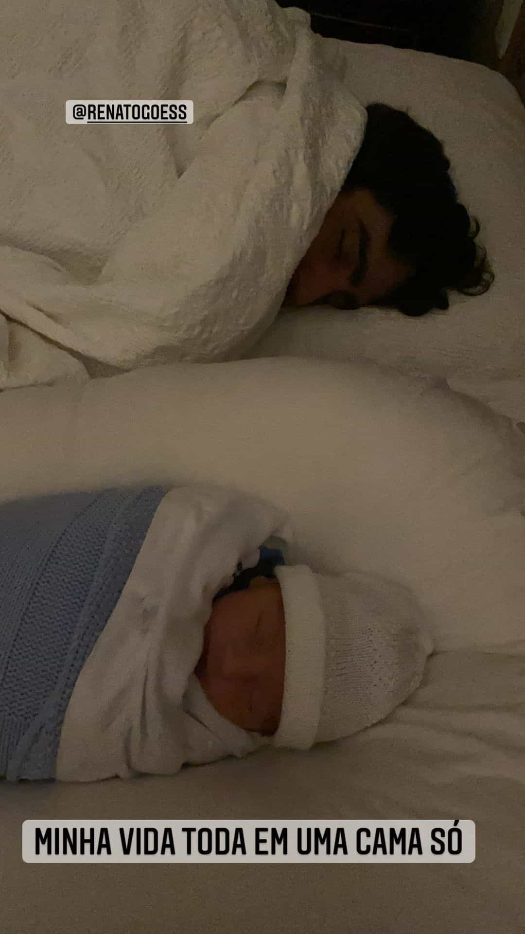 Thaila Ayala se derrete ao flagrar o marido dormindo com o filho (Foto: Reprodução/Instagram)