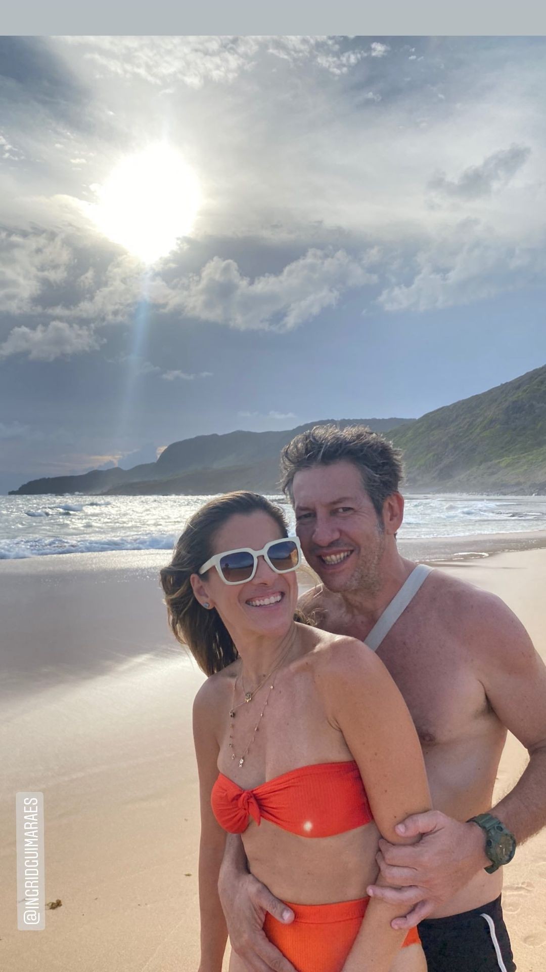 Ingrid Guimarães posa com o marido durante viagem por Noronha (Foto: Reprodução/Instagram)