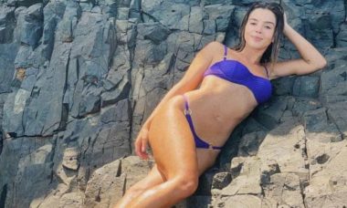 Giovanna Lancellotti posa de biquíni em viagem por Noronha: 'tudo azul'