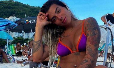 Petra Mattar faz topless ao curtir praia no Rio de Janeiro: 'bola de fogo' (Foto: Reprodução/Instagram)