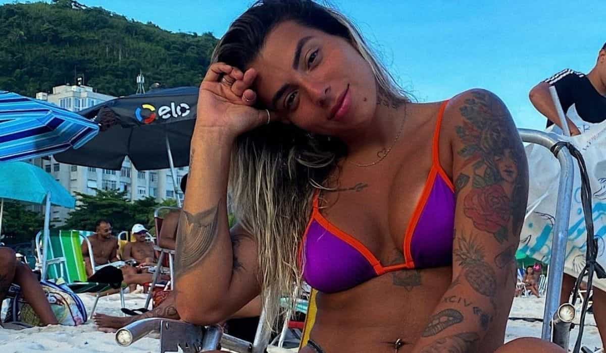 Petra Mattar faz topless ao curtir praia no Rio de Janeiro: 'bola de fogo' (Foto: Reprodução/Instagram)