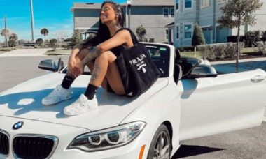 MC Mirella posa com carro de R$300 mil e bolsa de grife em Orlando