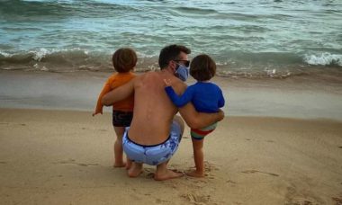 Thales Bretas leva os filhos com Paulo Gustavo à praia: 'pular as 7 ondas'