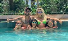 Dani Souza posa com a família na piscina durante viagem: 'gratidão'
