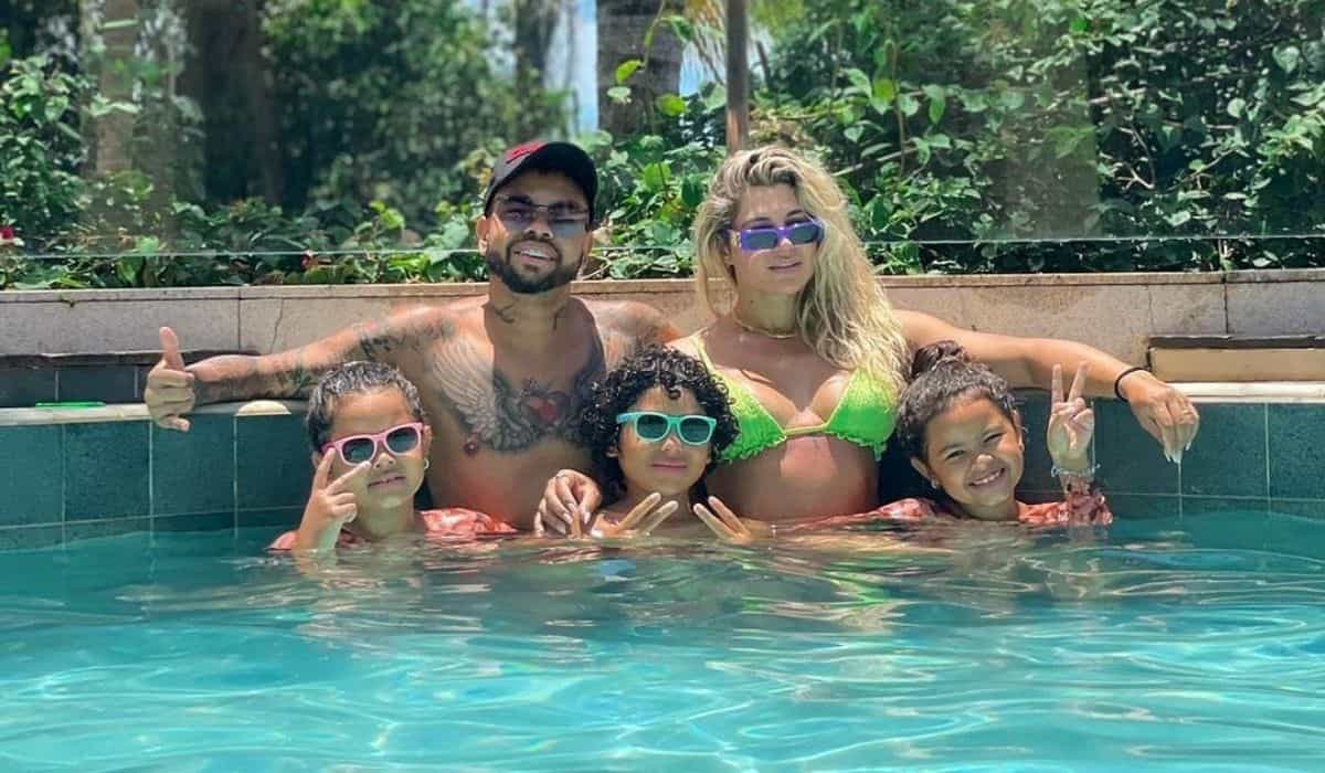 Dani Souza posa com a família na piscina durante viagem: 'gratidão'