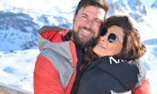 Juliana Paes posa com marido em viagem de família nos Alpes Franceses