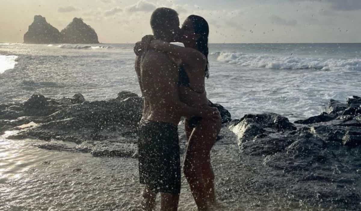Giovanna Antonelli beija o marido em clique na praia: 'amor está no m(ar)'