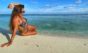 Carol Peixinho posa em praia deserta com cenário paradisíaco