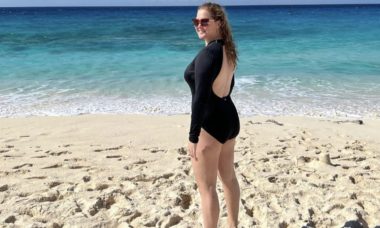 Amy Schumer exibe corpo após perder peso e fazer lipo: "Me sinto bem"