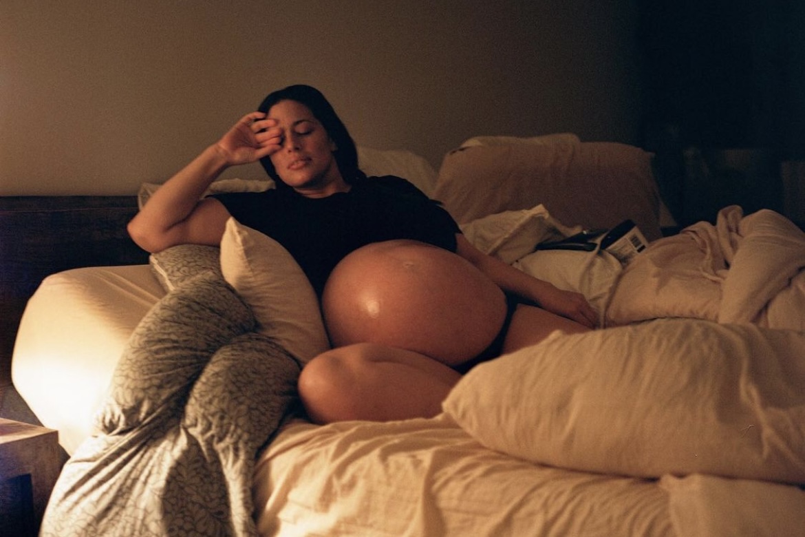 Ashley Graham anuncia nascimento dos filhos gêmeos: "Felizes e saudáveis"