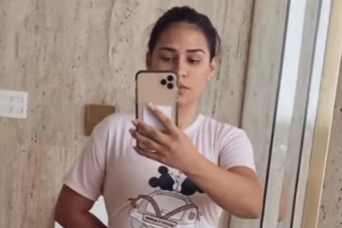 Simone exibe nova silhueta no espelho após perder peso