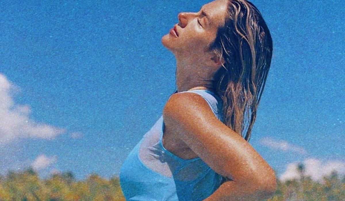 Giovanna Ewbank posa na praia: 'cabelo de sal, pele de sol, alma do mar'