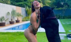 Paolla Oliveira posa de biquíni dançando com seu cachorro: 'parceirão'